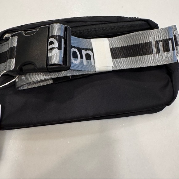 NEW LULULEMON Everywhere Belt Bag Black NWT Black & White Adjustable Strap - Picture 3 of 13